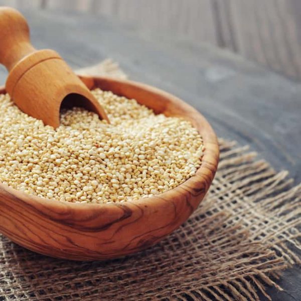 Raw quinoa seeds