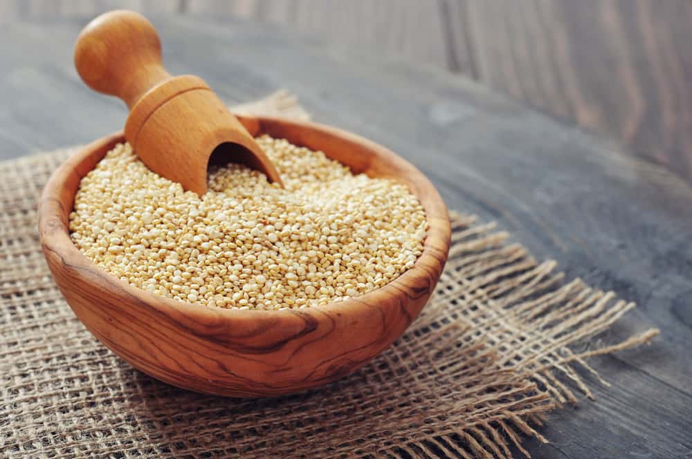 Raw quinoa seeds